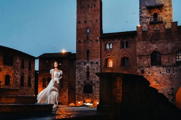 Eine Braut Einem Weißen Kleid Der Altstadt Von San Gimignano — Stockfoto