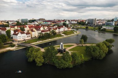Minsk 'in tarihi merkezinin panoramik manzarası. Minsk.Belarus' un merkezinde eski bir kasaba..