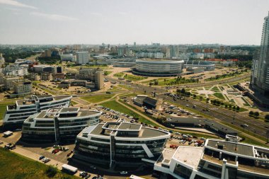 Minsk.Pobediteley Bulvarı 'nın yüksekliğinden bir görüntü. Minsk ve spor kompleksindeki yeni yerleşim ve iş bölgesi. Kam kam n belarus