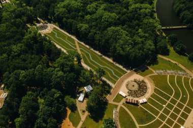 Minsk 'teki zafer parkının ve Svisloch nehrinin en üst manzarası. Minsk şehri ve park kompleksinin kuş bakışı görüntüsü. Belarus.