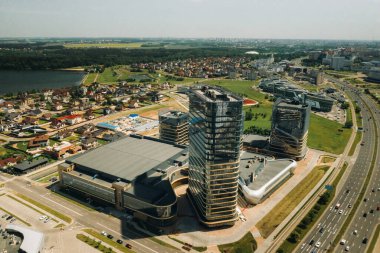 Minsk.Pobediteley Bulvarı 'nın tepesinden bir görüntü. Minsk.Belarus' ta yeni bir yerleşim ve iş bölgesi..
