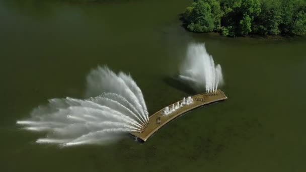 明斯克胜利公园和有喷泉的斯韦斯洛奇河的俯瞰全景。对喷泉和小船的鸟瞰 — 图库视频影像