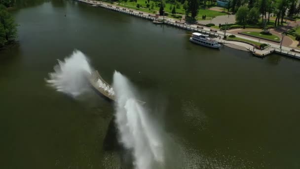 Vista superior del Parque de la Victoria en Minsk y el río Svisloch con una fuente. Una vista de pájaro de la fuente y el barco. Bielorrusia — Vídeos de Stock