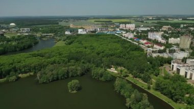 Minsk 'teki zafer parkının ve Svisloch nehrinin en üst manzarası. Minsk şehri ve park kompleksinin kuş bakışı görüntüsü. Belarus