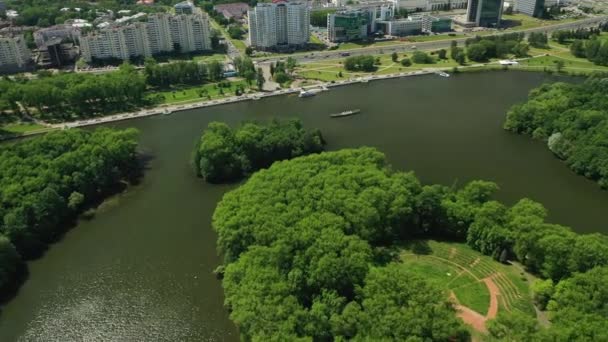 Vista superior del parque de la victoria en Minsk y el río Svisloch. Una vista de pájaro de la ciudad de Minsk y del complejo del parque. Bielorrusia — Vídeos de Stock