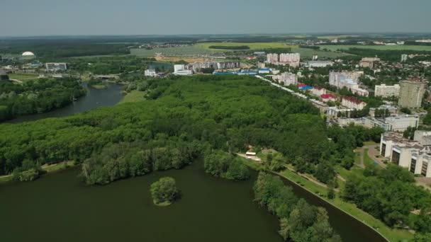 Bovenaanzicht op het overwinningspark in Minsk en de Svisloch rivier.Zicht op de stad Minsk en het parkcomplex.Wit-Rusland — Stockvideo