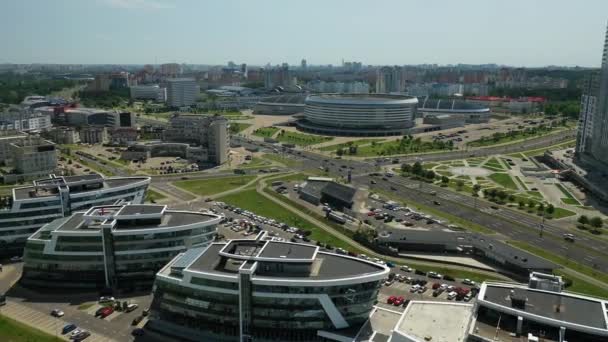从Minsk.Belarus新住宅区和商业区Pobediteley大街的高度看 — 图库视频影像