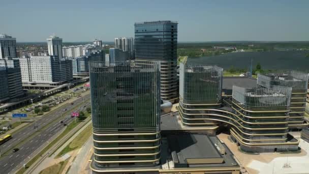 Vista dall'alto di Pobediteley Avenue a Minsk.Nuovo quartiere residenziale e degli affari a Minsk.Belarus — Video Stock