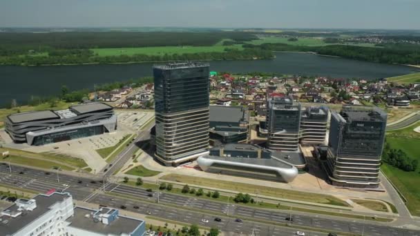 Vista desde la altura de Pobediteley Avenue en Minsk.Nuevo distrito residencial y de negocios en Minsk.Belarus — Vídeos de Stock