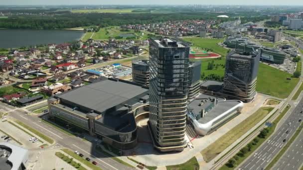 Vista desde la altura de Pobediteley Avenue en Minsk.Nuevo distrito residencial y de negocios en Minsk.Belarus — Vídeos de Stock