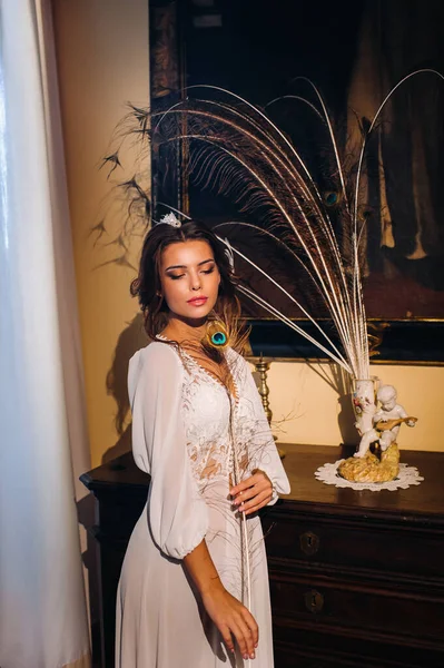 Une Mariée Sous Vêtements Une Robe Blanche Intérieur Une Villa — Photo