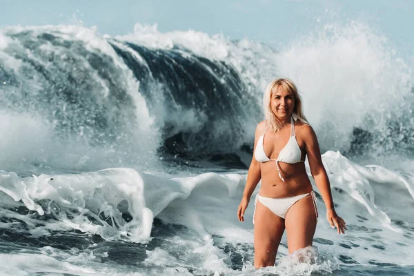 Una Chica Con Pelo Mojado Salta Sobre Grandes Olas Océano — Foto de Stock