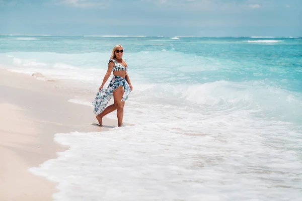 Jeune Femme Maillot Bain Relaxant Sur Une Plage Tropicale Vacances — Photo