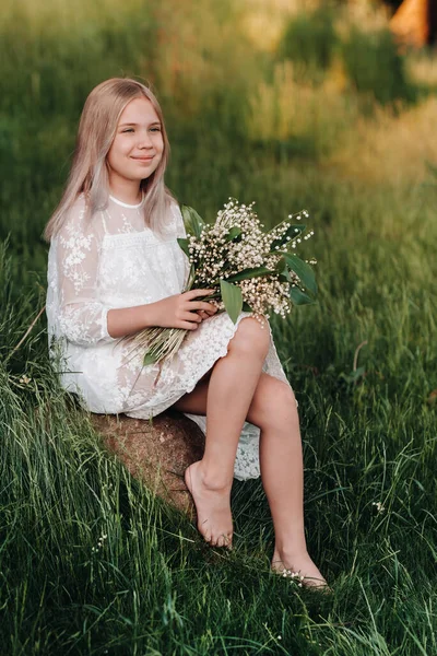 Krásná Devítiletá Blondýnka Dlouhými Vlasy Dlouhých Bílých Šatech Kyticí Květin — Stock fotografie