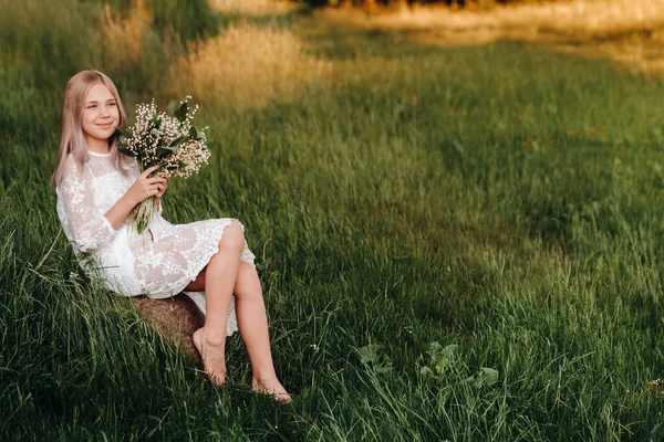 드레스를 아름다운 금발의 금발의 꽃다발을 공원에서 자연스럽게 — 스톡 사진