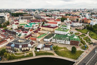 Minsk 'in tarihi merkezinin panoramik manzarası. Minsk.Belarus' un merkezinde eski bir kasaba..