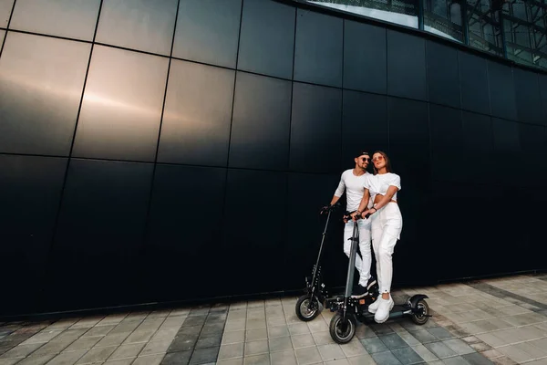 Une Fille Gars Marchent Sur Des Scooters Électriques Autour Ville — Photo