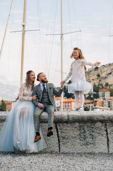 Italien Gardasjön Vacker Familj Vid Stranden Gardasjön Italien Vid Foten — Stockfoto