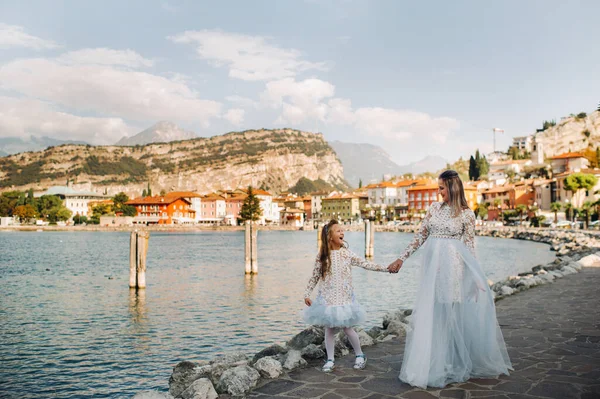 Italie Lac Garde Élégant Mère Fille Sur Les Rives Lac — Photo