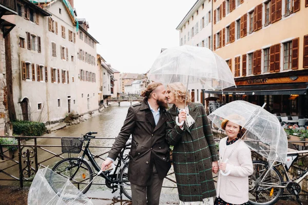 Hermosa Familia Con Sombrillas Tiempo Lluvioso Annecy France Family Caminar — Foto de Stock