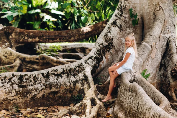 Retrato Verano Una Niña Feliz Isla Mauricio Sentada Enorme Árbol — Foto de Stock