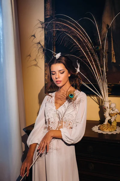 Une Mariée Sous Vêtements Une Robe Blanche Intérieur Une Villa — Photo