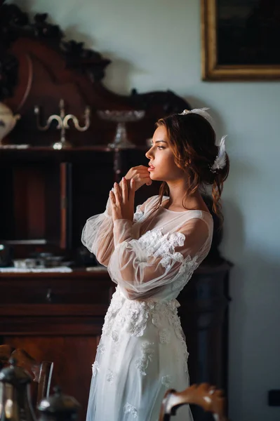 Una Sposa Biancheria Intima Una Veste Bianca All Interno Una — Foto Stock