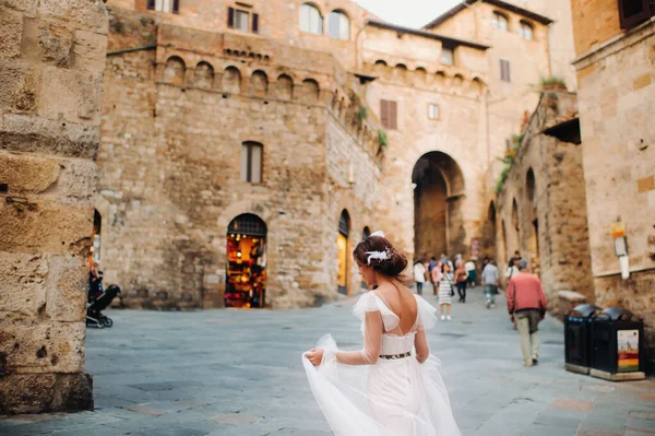 在意大利的一个小镇上 一个身穿白衣的新娘在城里走来走去 托斯卡纳 — 图库照片