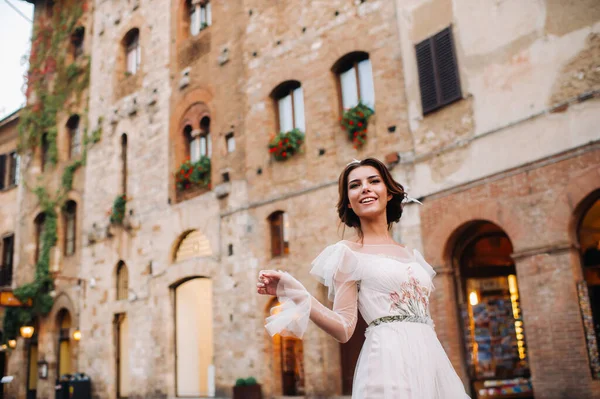 San Gimignanoa 도시에서 드레스를 소녀가 이탈리아 투스카니에서 걸어서 도시를 돌아다닌다 — 스톡 사진