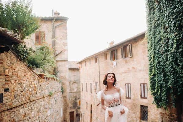 Panna Młoda Białej Sukience Starym Mieście San Gimignano Dziewczyna Chodzi — Zdjęcie stockowe