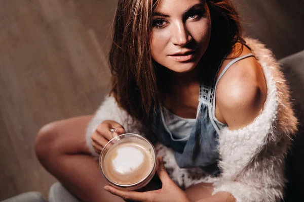 Laza Lány Otthon Kávézik Belső Béke Lány Kényelmesen Kanapén Kávét — Stock Fotó