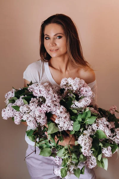 Bella Ragazza Con Fiori Lilla Nelle Sue Mani Una Ragazza — Foto Stock