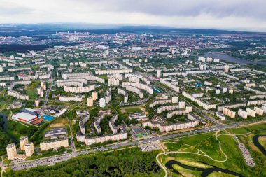 Serebryanka 'nın yerleşim bölgesindeki Minsk, Loshitsky Parkı' ndaki evler ve loshitsky Parkı 'nın yüksekliğinden görüntüle..