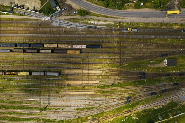 鉄道トラックや車の航空写真 車や鉄道のトップビュー — ストック写真