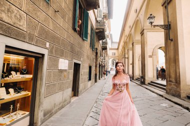 Genç ve güzel bir gelin, İtalya 'daki eski Floransa şehrinin merkezinde duruyor. Tuscany 'de güzel pembe elbiseli bir gelin. İtalya.
