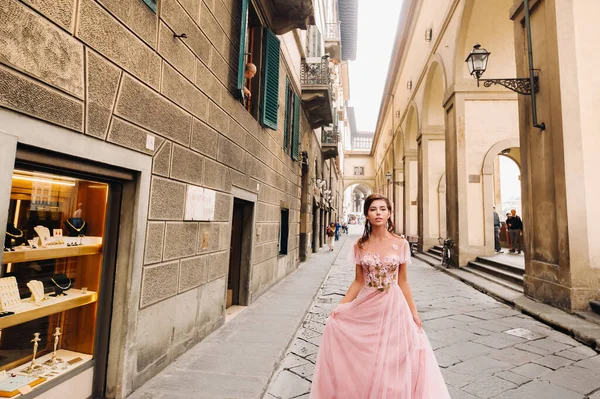 아름다운 신부가 이탈리아의 피렌체의 중심부에 이탈리아 투스카니 아주의 아름다운 드레스를 — 스톡 사진