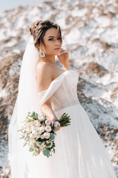 Красивая Невеста Свадебном Платье Букетом Вершине Соленых Гор Потрясающая Молодая — стоковое фото