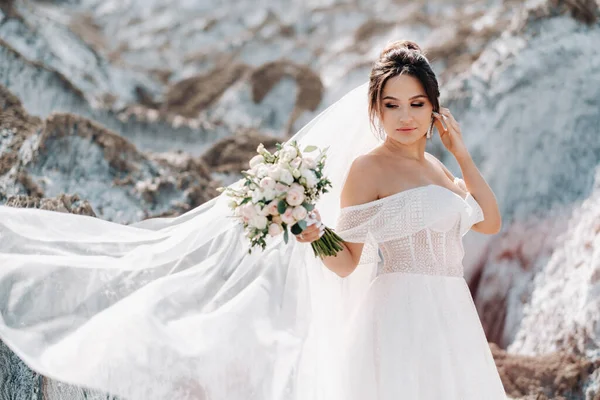 Bela Noiva Vestido Noiva Com Buquê Topo Das Montanhas Sal — Fotografia de Stock