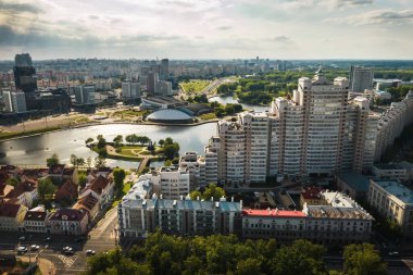 Minsk 'in tarihi merkezinin panoramik manzarası. Minsk.Belarus' un merkezinde eski bir kasaba..