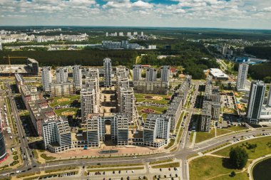 Minsk.şehrinin yeni ilçesinin yüksekliğinden bir görüntü. Minsk.Deniz fenerinin yeni bir alanı. Belarus.
