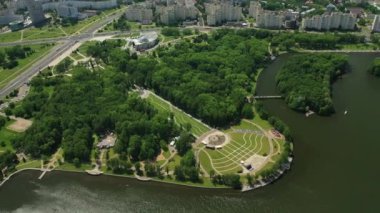Minsk 'teki zafer parkının ve Svisloch nehrinin en üst manzarası. Minsk şehri ve park kompleksinin kuş bakışı görüntüsü. Belarus