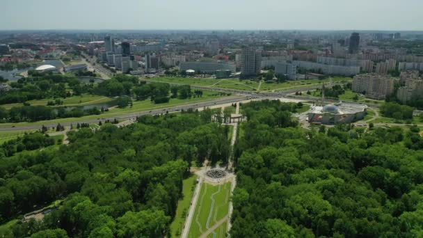 Bovenaanzicht op het overwinningspark in Minsk en de Svisloch rivier.Zicht op de stad Minsk en het parkcomplex.Wit-Rusland — Stockvideo