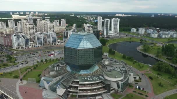 Widok z góry Biblioteki Narodowej w Mińsku - stolica Republiki Białoruś, budynek publiczny — Wideo stockowe