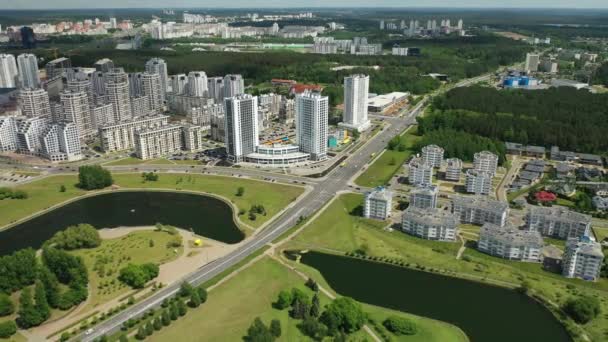 Minsk 'in doğu bölgesindeki çok sayıda evin havadan çekilmiş fotoğrafları. Minsk ilçesi, Svisloch nehri. Belarus nehri. — Stok video