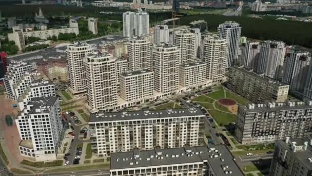 Вид с высоты нового микрорайона в городе Минске.Архитектура города Минска.Новая площадь мая.Беларус — стоковое видео
