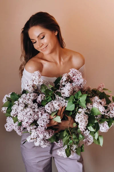 Bella Ragazza Con Fiori Lilla Nelle Sue Mani Una Ragazza — Foto Stock