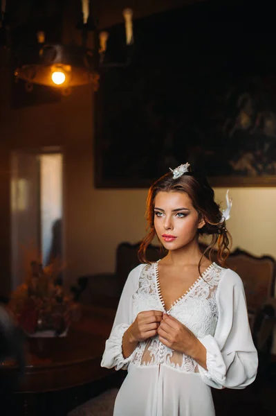 Невеста Нижнем Белье Белый Халат Интерьере Виллы Италии Свадьбе Утро — стоковое фото