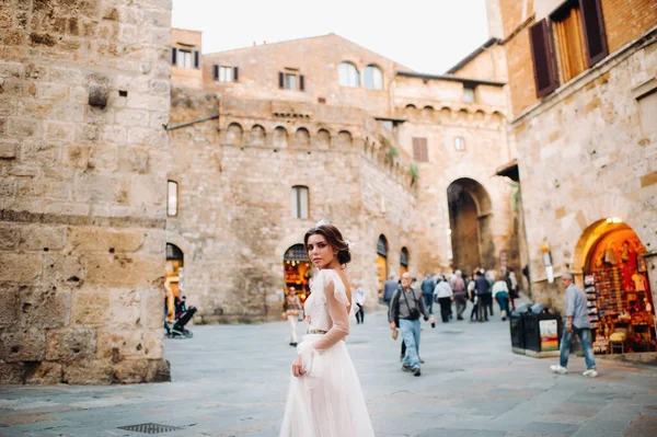 Brud Vit Klänning Gamla Stan San Gimignano Flicka Går Runt — Stockfoto