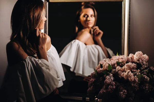 Belle Fille Dans Miroir Reflet Maison Fille Avant Les Vacances — Photo