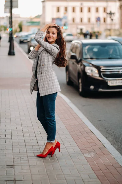 Una Ragazza Giacca Capelli Lunghi Cammina Attraverso Città Vecchia Una — Foto Stock